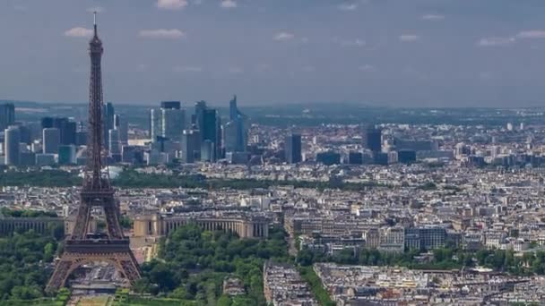 モンパルナスの塔からはエッフェル塔が見え フランスのパリではラ ディフェンス地区の高層ビルが背景にタイムラプスしています 晴れた夏の日の展望台からの眺め — ストック動画