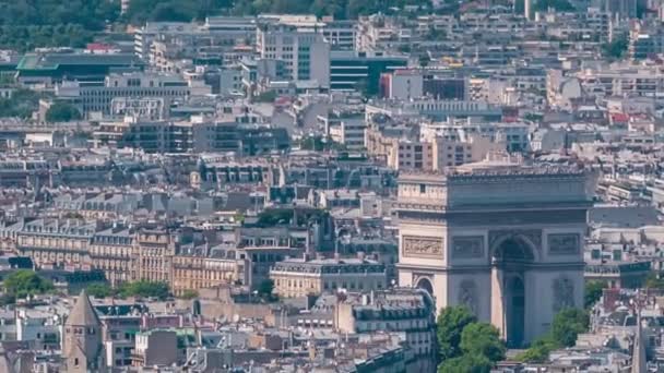 上記のタイムラプスから凱旋門とパリのスカイラインのトップビュー Les Invalidesとヨーロッパのメガポリスの主なランドマーク 展望台モンパルナスタワーからの鳥の目の景色 フランス — ストック動画