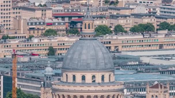 上記のタイムラプスからパリのスカイラインのトップビュー パンテオンドームとヨーロッパのメガポリスのランドマーク モンパルナスタワーの展望台からの俯瞰 フランス — ストック動画