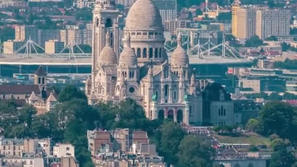 上記のタイムラプスからパリのスカイラインのトップビュー モンマルトルとヨーロッパの大都市の主なランドマーク モンパルナスタワーの展望台からの俯瞰 フランス — ストック動画