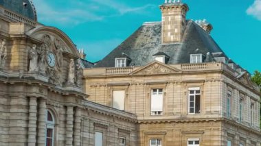 Paris 'teki en güzel bahçelerden biri olan Jardin du Lüksemburg' daki Lüksemburg Sarayı 'nda saat ve park süreleri çok düşüktür. Fransa.