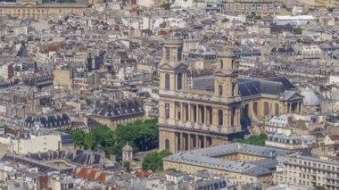 Paris 'in yukarıdaki ufuk çizgisi zaman çizelgesinden görünüyor. Saint-Sulpice Kilisesi ile Avrupa megapolis 'inin simgeleri. Montparnasse kulesinin gözlem güvertesinden kuş bakışı görüntü. Paris, Fransa