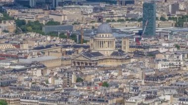 Paris 'in yukarıdaki ufuk çizgisi zaman çizelgesinden görünüyor. Lüksemburg Bahçesi ve Pantheon Kubbesi ile Avrupa megapolis 'inin simgeleri. Montparnasse kulesinin gözlem güvertesinden kuş bakışı görüntü. Paris, Fransa