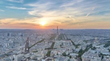 Gün batımında Paris Panoraması. Paris, Fransa 'daki Montparnasse binasının gözlem güvertesinden Eyfel kulesi manzarası. Yaz gününde renkli gökyüzü