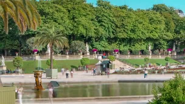 在法国巴黎 卢森堡花园的美丽景色随着喷泉的出现而消逝 到处都是人夏日乌云密布 — 图库视频影像