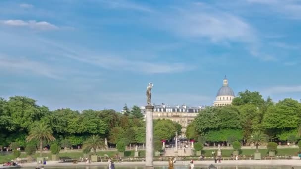 リュクサンブール公園の美しい景色は フランスのパリに噴水があります 椅子に腰掛けている人たち 夏の日の青空 — ストック動画