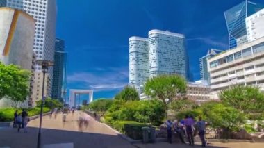 La Defansın gökdelenleri ve kuleleri hiperhızlandırılmış modern iş ve Fransa 'nın banliyölerine yakın yerleşim alanları. Güneşli yaz gününde mavi bulutlu gökyüzü.