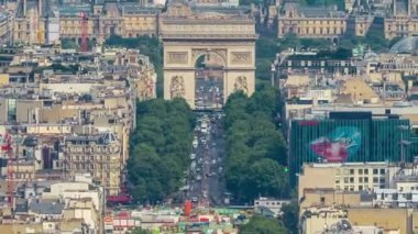 Paris 'in havadan görünüşü ve Champs Elysees ile The Arc de Triomphe Paris' in iş bölgesi La Defense 'daki gökdelenlerin tepesinden. Sokakta trafik vardı. Paris, Fransa