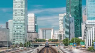 Paris 'in modern kesimindeki ofis binaları - La Defense panoramik zaman dilimi. Metro hatları ve yol trafiği olan gökdelenler. Paris, Fransa