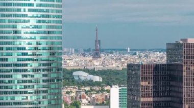 Paris gökdelenleri, Eyfel Kulesi ve Paris iş bölgesi La Defense 'daki kulelerin tepesinden zaman çizelgesi. Güneşli bir yaz günü. Paris, Fransa