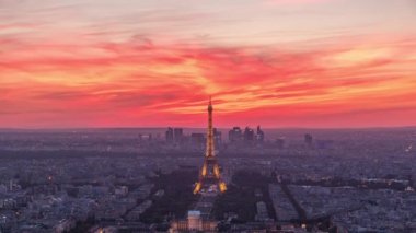 Gün batımından geceye geçiş zamanından sonra Paris Panoraması. Yaz gününde gökyüzü ne kadar da renkli. Paris-Fransa 'daki Montparnasse binasının gözlem güvertesinden Eyfel kulesi manzarası.