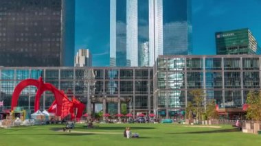 La Defense 'ın gökdelenleri ve zaman ayarlı bankları olan yeşil çimenler - Paris, Fransa' nın banliyölerindeki modern iş ve yerleşim alanları. Yeşil ağaçlar, güneşli yaz gününde mavi bulutlu gökyüzü
