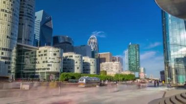 Fransa 'nın başkenti Paris' in banliyölerinde, modern iş ve yerleşim alanlarında La Defansın zaman atlamaları. Güneşli yaz gününde mavi gökyüzü.