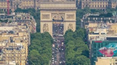 Paris 'in havadan görünüşü ve Champs Elysees ile The Arc de Triomphe Paris' in iş bölgesi La Defense 'daki gökdelenlerin tepesinden. Sokakta trafik çok yoğun. Paris, Fransa