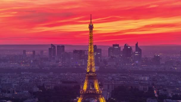 夜の遷移タイムラプスに日没日後パリのパノラマ モンパルナス フランスの建物の展望台から台エッフェル塔ビューカラフルな夏の日の空 — ストック動画