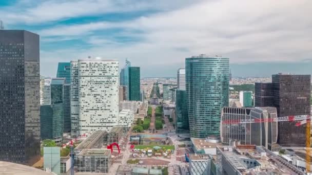 凱旋門や近代的な塔へのパリの空中ビューは パリのビジネス地区La Defenseの高層ビルの上からタイムラプスします 青空と晴れた夏の日 フランス — ストック動画