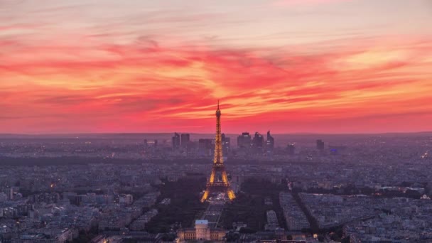 日没から夜への移行時間経過後のパリのパノラマ 夏の日にカラフルな空 パリのモンパルナスビルの展望台からのエッフェル塔の眺め フランス — ストック動画