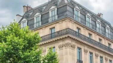 Trafikli opera meydanı zaman çizelgesi. Garnier Operası 'yla aynı zamanda inşa edilmiş, o da Paris, Fransa' da. Yazın bulutlu gökyüzü tarihi binalarla dolu.