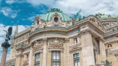Palais veya Opera Garnier Ulusal Müzik Akademisi Paris, Fransa 'da. Mavi gökyüzündeki bulutlara bakarak yan görünüm
