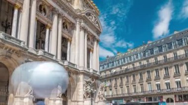 Palais veya Opera Garnier Ulusal Müzik Akademisi Paris, Fransa 'da ön gösterim zamanı. Girişe giden merdivenler. Bulutlu mavi gökyüzü
