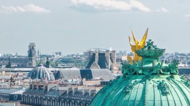 Palais veya Garnier Operası 'nın yeşil kubbesi Paris' teki Ulusal Müzik Akademisi zaman çizelgesi. Güneşli yaz gününde çatıdan hava manzarası.