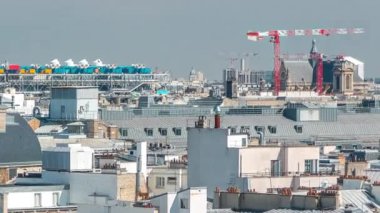Paris 'teki Lafayette galerisindeki vinçlerin zaman ayarlı olduğu güzel binaların şehir manzarası. Yaz günü güneşli bir hava. Çatı Panoraması