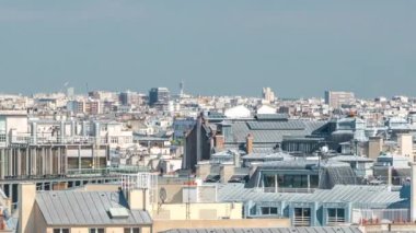 Paris 'teki Lafayette galerisindeki güzel binaların zaman çizelgesini gösteren şehir manzarası. Yaz günü güneşli bir hava. Çatı Panoraması