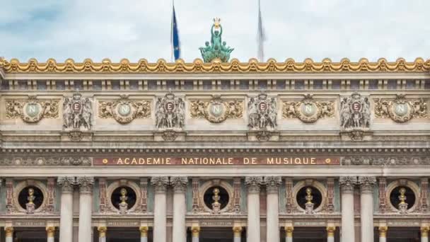 パレまたはオペラ ガルニエ国立音楽アカデミーは フランスのパリにあります 人々の周りを歩くと 通りに交通 地下鉄の入口 — ストック動画
