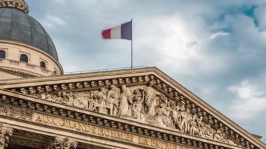 Ulusal panteon binası, üzerinde bayrak olan, sokak ve insanların olduğu bir yer. Sokakta trafik, yaz gününde bulutlu hava. Paris, Fransa