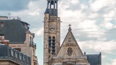 Paris 'teki Saint-Etienne-du-Mont Kilisesi. Pantheon yakınlarında. İçinde Paris 'in koruyucu azizi Aziz Genevieve' in mabedi var. Kuledeki saat. Yaz gününde bulutlu bir gökyüzü