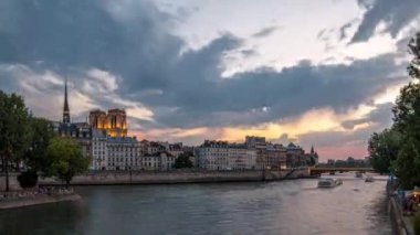 Notre Dame de Paris ile Le Pont DArcole köprüsü gün batımından geceye geçiş zamanı, Paris, Fransa, Avrupa. İnsanlar ve tekneler. Yaz gününün renkli gökyüzü Seine nehrinin yansımasıyla