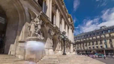 Palais veya Opera Garnier Ulusal Müzik Akademisi Paris, Fransa 'da zaman aşımına uğradı. Girişe giden merdivenler. İnsanlar sokakta yürürken ve trafikte yürürken.