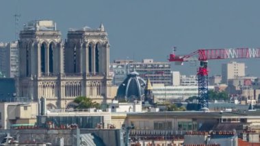 Paris 'teki Lafayette galerisinden Notre Dame de Paris katedrali zaman dilimi olan güzel binaların şehir manzarası. Yaz günü güneşli bir hava. Çatı Panoraması