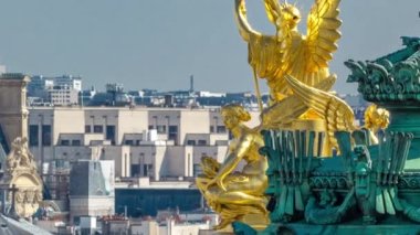 Palais ya da Garnier Operası 'nın en iyi manzarası Paris, Fransa' daki Ulusal Müzik Akademisi 'nin altın heykelleri. Güneşli yaz gününde çatıdan hava manzarası.