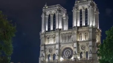 Aydınlatılmış Notre Dame de Paris 'in gece görüşü, Fransa. Petit Köprüsü 'nden hava manzarası - Nehir ve liman manzaralı Kardinal Lustiger