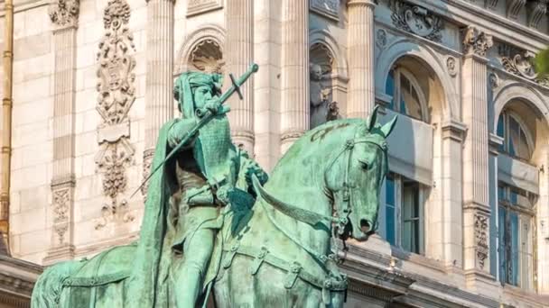 埃蒂安 马塞尔铜像骄傲地矗立在法国巴黎Ville Timelapse酒店旁边 街上的交通 阳光灿烂的夏日 — 图库视频影像