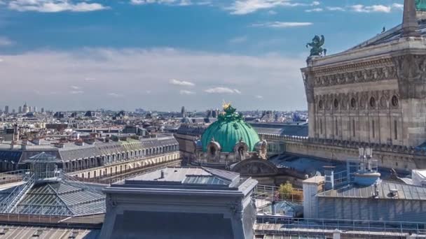 パレまたはオペラ ガルニエの概要国立音楽アカデミーは フランスのパリにあります 晴れた夏の日の屋上からの空中風景 — ストック動画