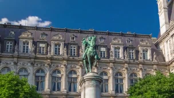 ホテル ヴィルの横に立つエティエンヌ マルセルのブロンズ像は フランス パリの超高層ビルです 記念碑の近くの通りの交通 夏の日の青空 — ストック動画