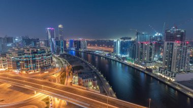 Dubai, Birleşik Arap Emirlikleri 'ndeki Business Bay hava sahasındaki gökdelenler ve kuleler. Gün batımından sonra yukarıdan panoramik görüntü