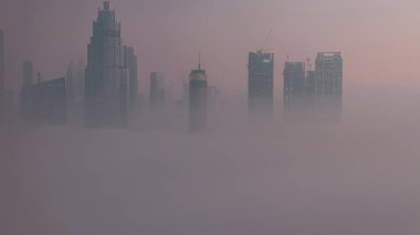Hava manzaralı sis, Dubai Uluslararası Finans Merkezi 'nin bölge bölgesini gece gündüz kapladı. Gündoğumundan önce modern gökdelenleri olan ofis kuleleri ve oteller