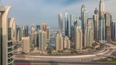 Dubai Marina 'nın gökdelenleri ve en yüksek konut binaları sabah. Güneş doğarken JLT bölgesinin havadan görüntüsü. Bulutlu gökyüzü
