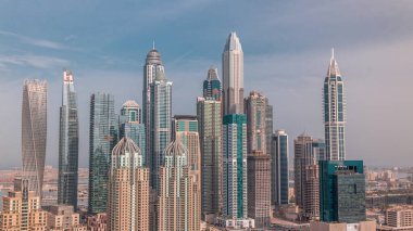 Dubai Marina 'nın en yüksek konutlu gökdelenleri ve uzun gölgeler sabahı. Güneş doğarken JLT bölgesinin hava üst görüntüsü