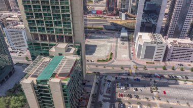 Dubai uluslararası finans merkezi gökdelenleri tüm gün boyunca otopark antenli. Aşağıya bak, gölgeler hızla ilerliyor.