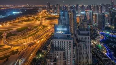 Dubai marinası ve JLT tüm gece boyunca Sheikh Zayed Yolu boyunca gökdelenler aydınlattı. İkametgah ve ofis binaları yukarıdan kapatılmış.