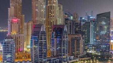 Dubai Marina gökdelenleri ve JBR semti. Lüks binaları ve pansiyonları var. Bütün gece boyunca ışıklar kapalı. Yanmış rıhtım ve yanıp sönen ışıklar