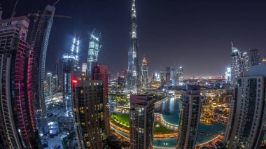 Dubai şehir merkezinin panoramasında tüm gece boyunca havanın etrafında en yüksek gökdelenler vardı. Yeni kulelerin ve işlek yolların inşa edildiği ve yukarıdan ışıkların kapandığı bir inşaat sahası