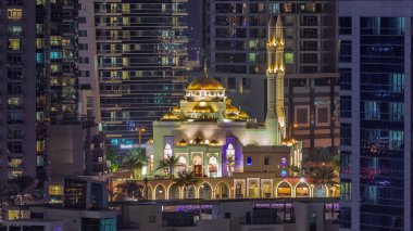 Dubai Marina gökdeleninde Muhammed Bin Ahmed Al Mulla camii havalimanı var. Arkaplan görüntüsünde parlayan pencereleri olan gökdelenler