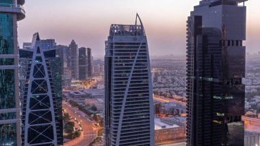 Dubai çok amaçlı emtia merkezi karma kullanım bölgesinin bir parçası olan JLT hava sahasındaki uzun konut binaları. Arka planda villalar ve yol trafiği