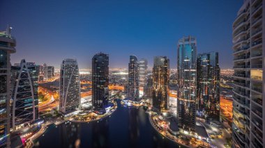 Dubai çok amaçlı emtia merkezinin bir parçası olan JLT hava sahasındaki uzun konut binaları. Kule ve gökdelenlerin panoramik görüntüsü