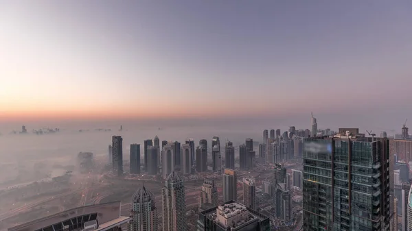 Jlt高層ビルやゴルフコースの夜から日への移行 ドバイ アラブ首長国連邦とドバイマリーナのパノラマ 上の塔霧の朝からの空中ビュー 屋根のある街のスカイライン — ストック写真
